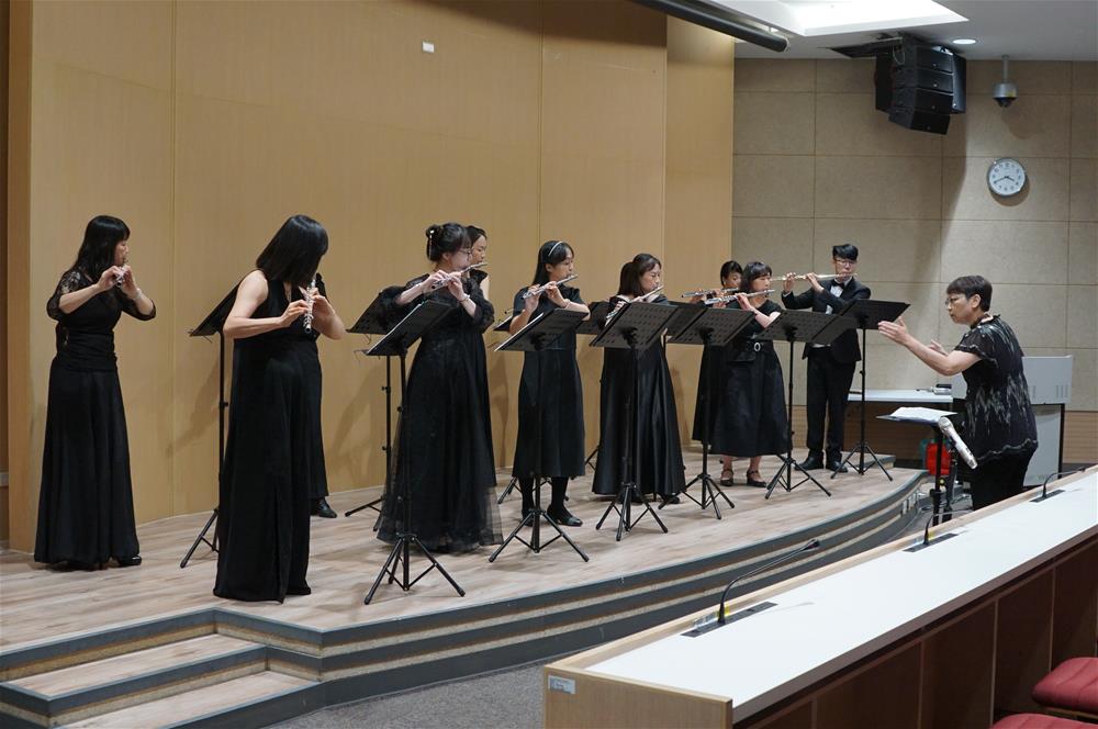 黑元素室內合奏團演出經典年代樂曲
