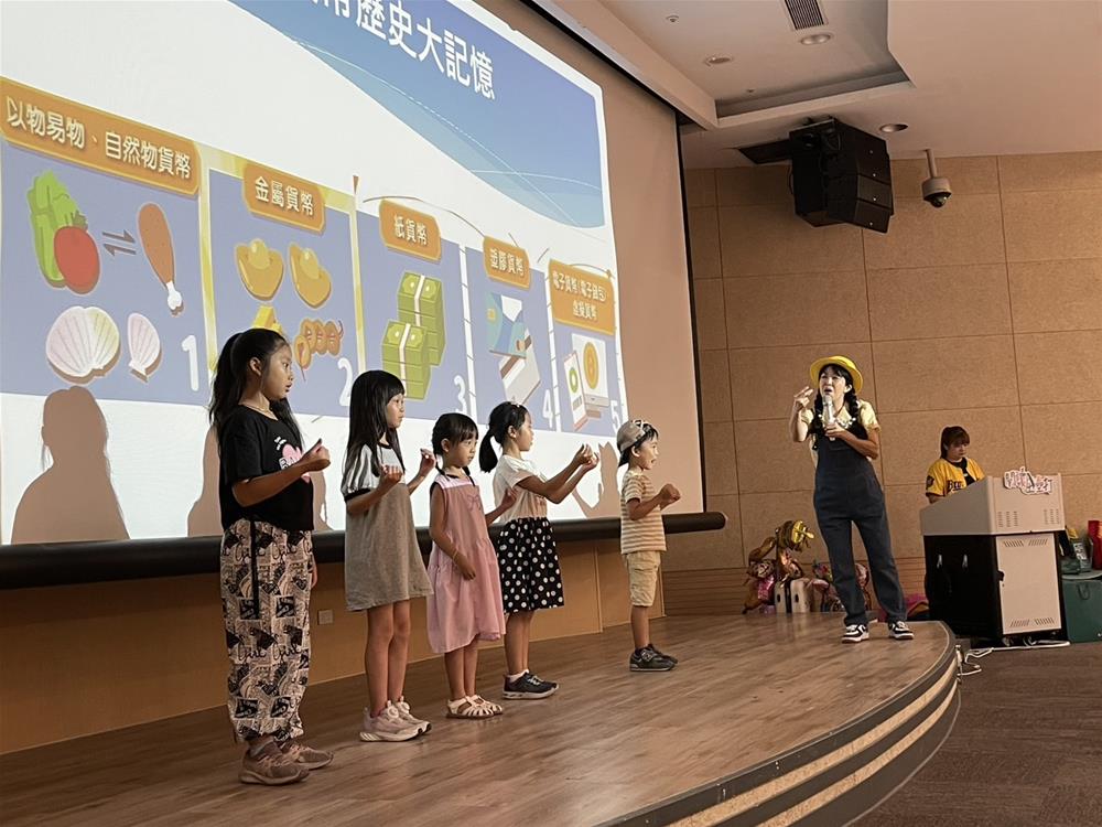 講師與孩童互動情形