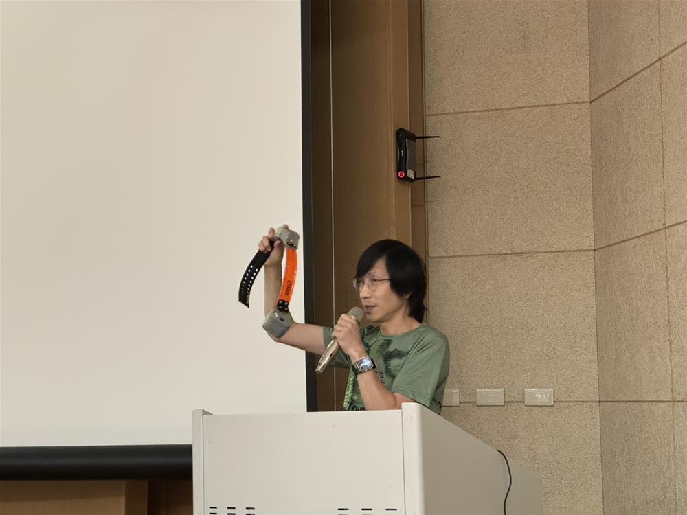 講師帶來黑熊頸圈與讀者分享
