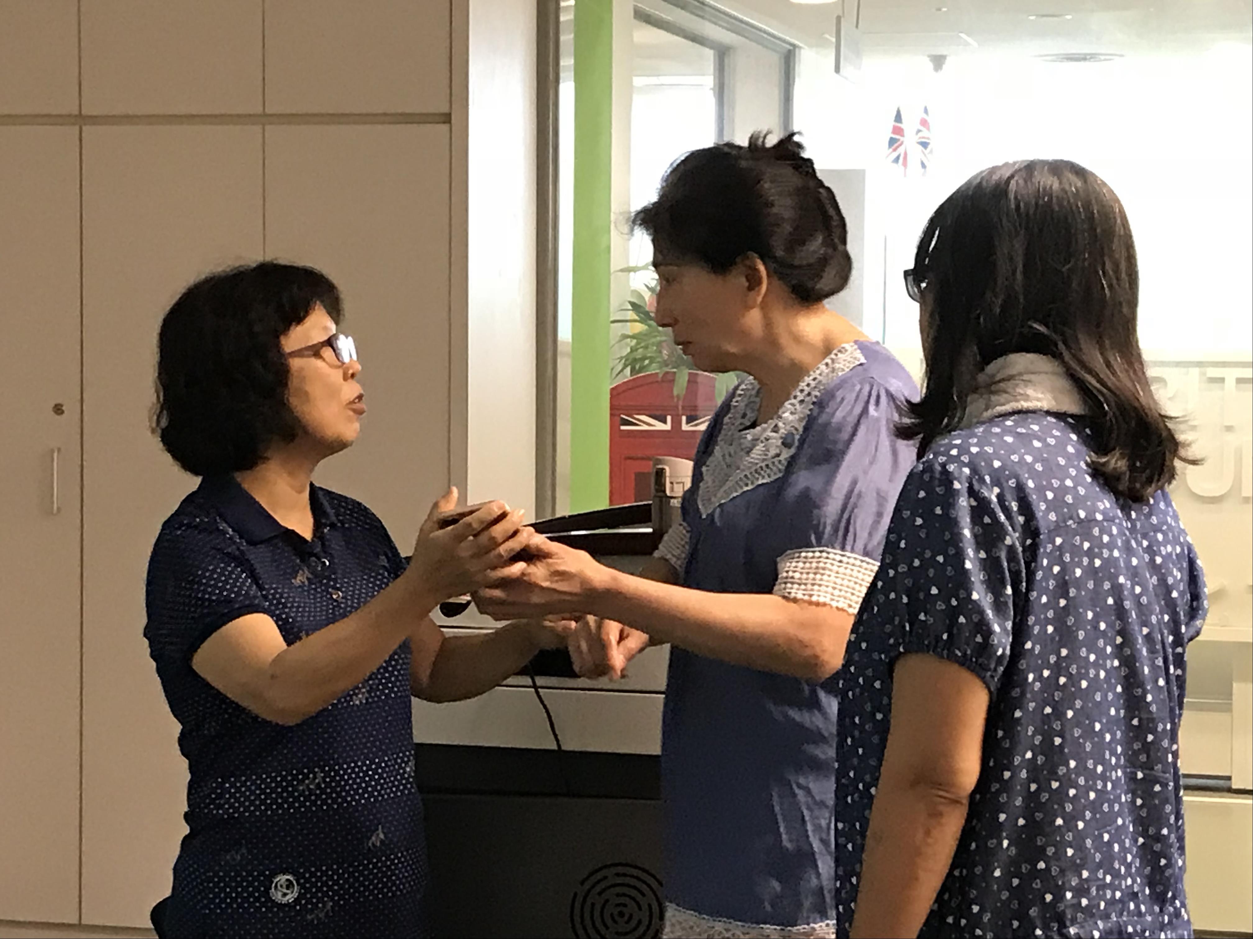 现场读者下课后向张老师请教大陆旅问题_1