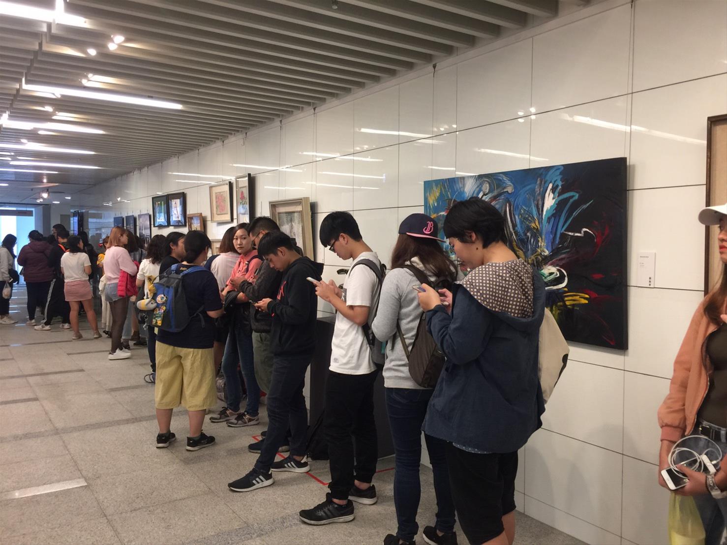 周董的粉丝排队等待入场