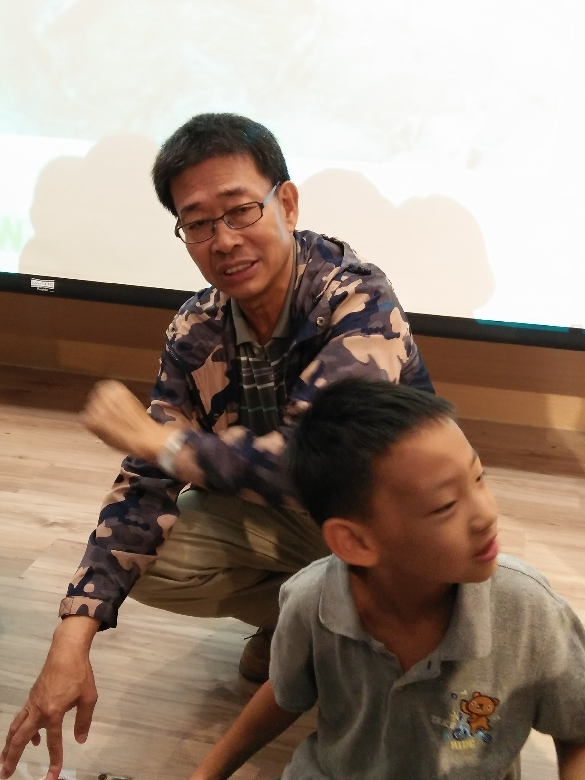 小朋友在蘇理事長幽默風趣的介紹下興趣盎然