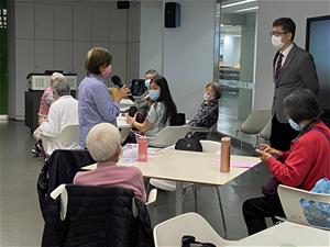 曾醫師邀請民眾分享與93歲的媽媽一起聽講的心得