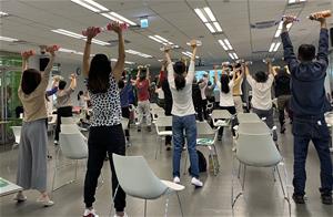 雙手舉高_墊腳尖一起向上伸展
