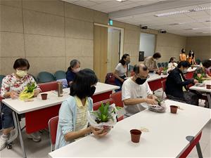 大家開始「包飯糰」進行苔球植物創作_1