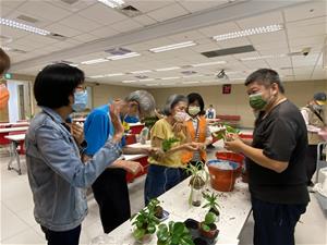 老師教大家如何用麻線纏繞苔球