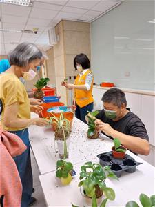 樂齡夥伴請老師幫忙打最後的結繩