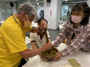 91歲的學員人生中第一次擂茶體驗很興奮