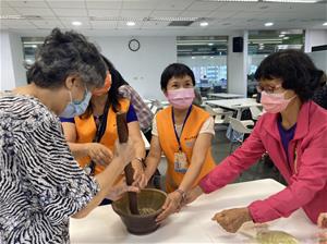 盧奶奶也嚐試人生第一次的磨擂茶體驗