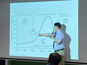 黃醫師建議配合褪黑激素分泌時間早早就寢，就能大大提升睡眠品質與效益
