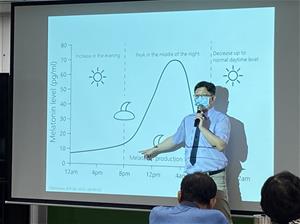黃醫師建議應於退黑激素分泌旺盛時熟睡