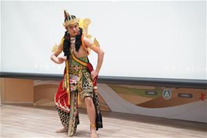 EKO Widodo老師展示戲偶們穿在身上的服飾密碼及表演爪哇傳統舞蹈。