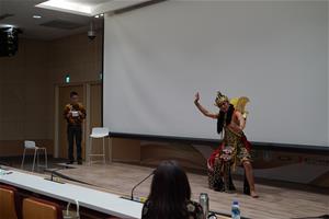 聖元老師請EKO Widodo老師示範不同舞蹈動作與手勢語言，呈現不同的爪哇文化符碼。