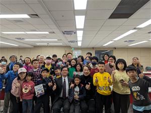 李博士和虎尾科大李主任與現場的大小朋友合影
