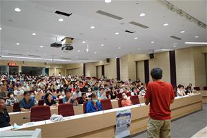 讀者仔細聆聽演講