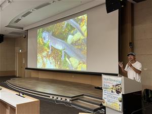 麥導說明台灣山椒魚的習性