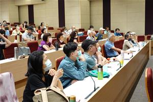 7. 現場聽眾專注聆聽