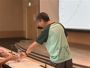 講師帶來樹蛙供大家近距離觀察