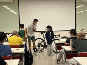 請現場讀者示範穿運動衣