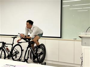 講師示範騎自行車的姿勢