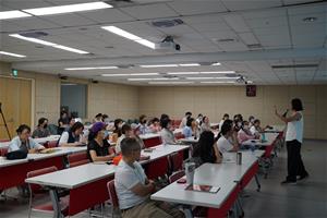 讀者聆聽洪瓊君講師演講