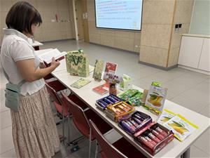 民眾欣賞東南亞的零食及縱橫東南亞主題書