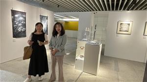 馬館長與參展藝術家合影