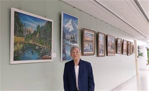 林隆熙先生與畫作