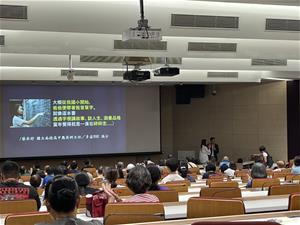 講師邀請其女兒上台分享