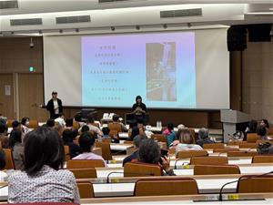 朵爸朵媽回應現場民眾提問，並分享其實踐方式。