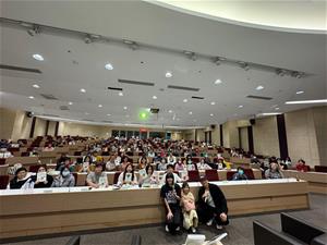 講座結束後，朵爸朵媽與現場參與講座民眾合影。