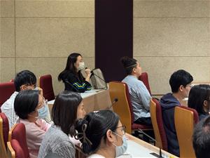 民眾現場向朵爸朵媽提問、交流。