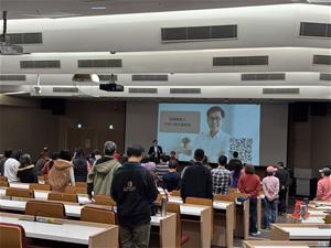 鄭俊德主編邀請現場的讀者進行分組