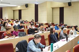 5. 現場讀者專心聆聽