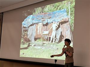 黃美秀老師展示做研究時在山上住的小屋