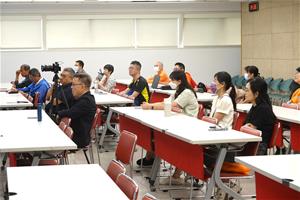 5. 現場讀者專心聆聽