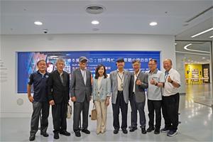 策展團隊與馬館長合影