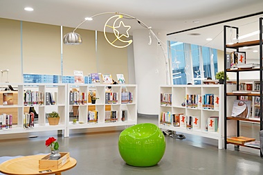 五樓賢雲星空書房-民間企業捐贈書籍所設閱讀角