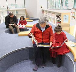 基隆中正區圖書館以「山」、「海」、「人」三大主題，設計特色館藏書架。