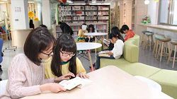 新竹芎林鄉立圖書館家具造型多元、活潑。