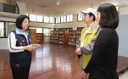 苗栗大湖鄉鄉長胡娘妹（左）指導館員進行圖書館空間改善工程。