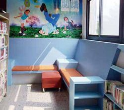 臺中市立圖書館大甲分館營造舒適閱讀氛圍。