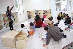 於臺南佳里區圖書館嬰幼兒區舉辦說故事活動。