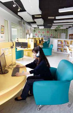 高雄市立圖書館燕巢分館視聽空間配上沙發，讀者可以舒適的聽音樂看影片。