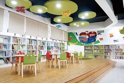 高雄市立圖書館燕巢分館幼童區空間極富彈性，可因應需求調整座椅擺設。