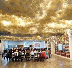 高雄文學館一樓大廳天花板意涵著「文學」輕如鴻羽、重如雲雨以潤天下的微妙。