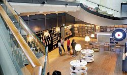 許石音樂圖書館一樓提供圖書閱覽、影片欣賞及音樂聆聽服務，另外還連串了一個形式自由的黑盒子劇場空間。