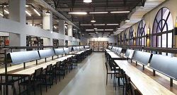 新北市立圖書館江子翠分館兩、三排並列成串的閱讀長桌讓整體空間產生一種穿透性，不斷向後延伸的感覺非常壯觀。（連宏基建築師事務所提供）