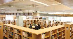 新北市立圖書館三峽北大分館書架採迴形設計。