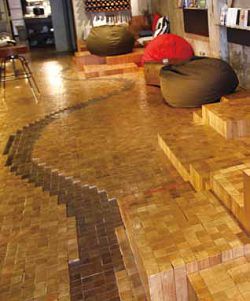 一樓地板有一條較深色略為凹陷的設計，為淡水河意象。
